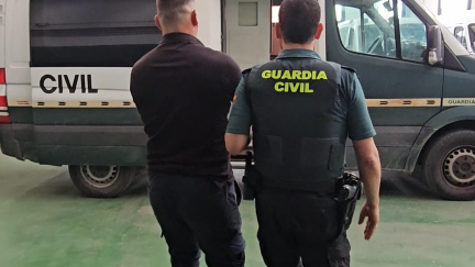 El detenido es trasladado a un furgón policial. / Guardia Civil Huesca