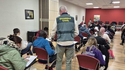 Imagen de archivo de un agente vigilando un examen teórico de conducir. / Guardia Civil