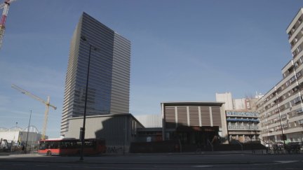 El establecimiento, un edificio vanguardista y funcional, cerró sus puertas hace ya 12 años y desde entonces se buscaba un uso para el espacio. / Aragón TV