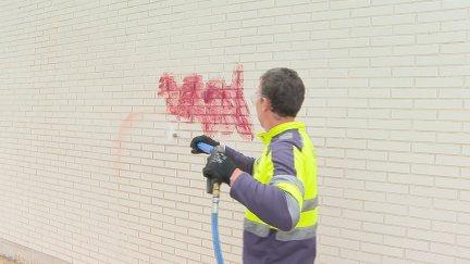 Cada día se limpian en la capital aragonesa unos 90 grafitis. / Aragón TV
