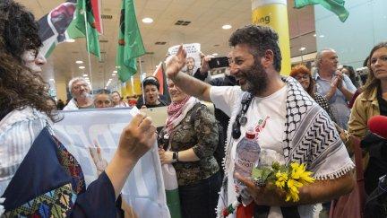 El activista hispanopalestino Saif Abukeshek, miembro de la Flotilla Global Sumud, a su llegada este domingo a Madrid / EFE
