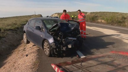 Estado de uno de los vehículos accidentados en la carretera N-222 en Belchite (Zaragoza)./ Aragón TV