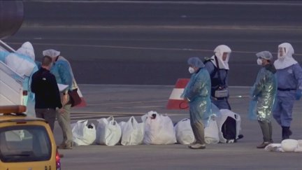 Pasajeros del crucero subiendo al avión rumbo a Estados Unidos. / Reuters