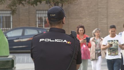 Imagen de archivo de un agente de la Policía Nacional en Zaragoza. / Aragón TV