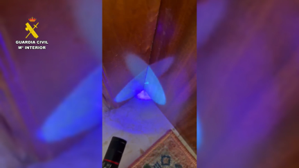 Los ladrones colocaban hilos de silicona en las puerta de las viviendas para seleccionar sus objetivos. / Guardia Civil