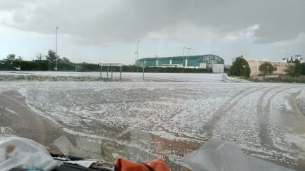 La carretera de Letux ha quedado cubierta de un manto blanco de granizo. / Aragón TV