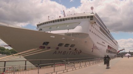 El crucero 'Ambition' atracado en el puerto de Burdeos este miércoles. / AFP