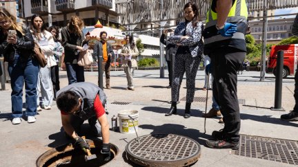 Un técnico inspecciona una alcantarilla en el centro de Zaragoza. / Miguel G. García