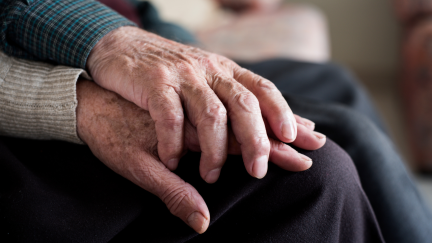 Ancianos en una residencia. / Canva