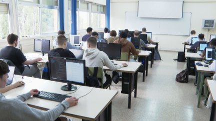 La generación Z comparte y monetiza apuntes por internet. | Aragón Noticias