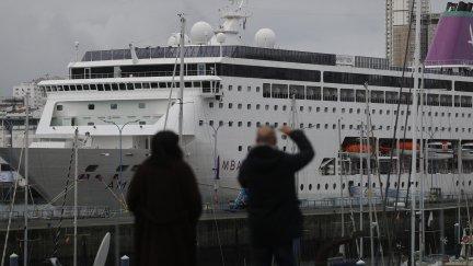 El 'Ambition', afectado por un brote de gastroenteritis aguda, ha atracado este sábado en La Coruña. (EFE/Cabalar)