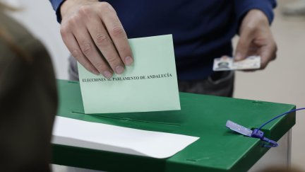 La participación crece un 3 % tras las primeras 5 horas de votaciones. / EFE/ Julio Muñoz | EFE