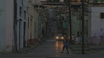 Calle durante uno de los apagones prolongados en la isla/ AFP