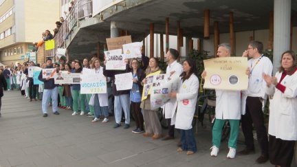 Médicos concentrados frente a las puertas del Hospital Miguel Servet de Zaragoza / Aragón TV