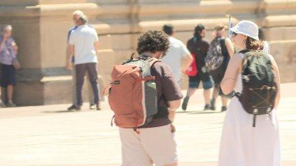 Un grupo de turistas pasea por la plaza del Pilar en una jornada de mucho calor. / Aragón TV