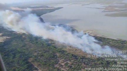 El humo del incendio forestal es visible kilómetros a la redonda. / EMA INFOCA
