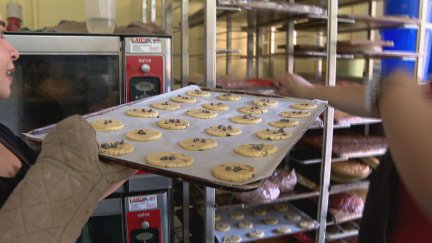En el obrador de 'La Guinda del Pastel' elaboran productos sin gluten, una alternativa pensada para personas celíacas/ Aragón TV