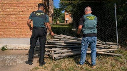 La Guardia Civil encontró el material robado en dos furgonetas. / Guardia Civil