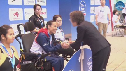 Teresa Perales recibe la medalla de oro en las Series Mundiales de Fuji-Shizuoka.