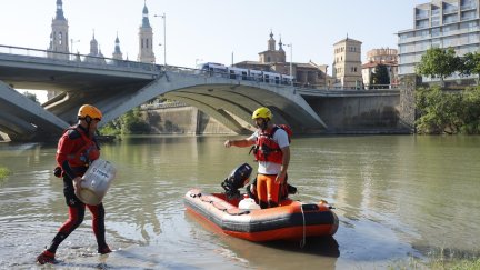 El Instituto Municipal de Salud Pública inicia el tratamiento preventivo contra la mosca negra en el cauce del Ebro a su paso por Zaragoza. / Ayuntamiento de Zaragoza