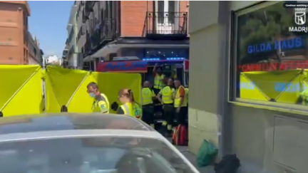 El suceso ha ocurrido sobre las 15:00 en el cruce entre la calle San Mateo y Santa Águeda de Madrid. / Emergencias Madrid
