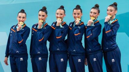 Inés Bergua, tercera por la derecha, posa con el oro conquistado este sábado. Foto: RFEG