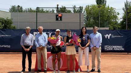 Imagen de las finalistas del torneo con el trofeo.