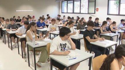 Alumnos en Zaragoza a escasos minutos del comienzo de la PAU. / Aragón TV