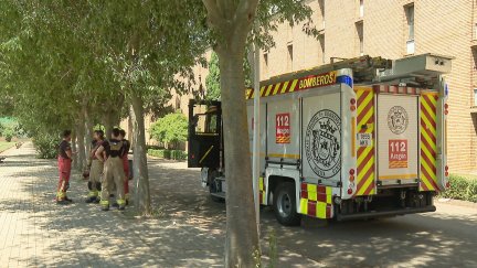 Bomberos a las puertas del IES Pirámide de Huesca. / Aragón TV