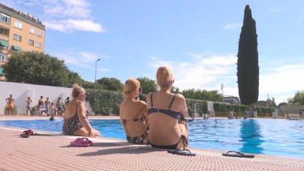 Oscenses en el primer día de la temporada en la piscina San Jorge. / Aragón TV