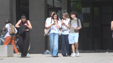 Estudiantes a la salida de uno de los exámenes de la PAU 2026. / Aragón TV
