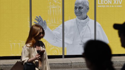 Una valla publicitaria con motivo de la próxima visita del Papa León XIV a España, en Madrid. / EFE. Mariscal