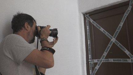 Puerta del domicilio que ambos compartían y donde se ha producido el asesinato. / EFE