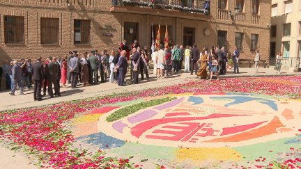 Alfombras de flores en Daroca este jueves para celebrar el Corpus. / Aragón TV