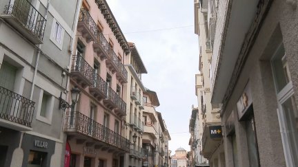 Un trabajador ha resultado herido grave este jueves tras caer de un tejado en Jaca. / Aragón TV