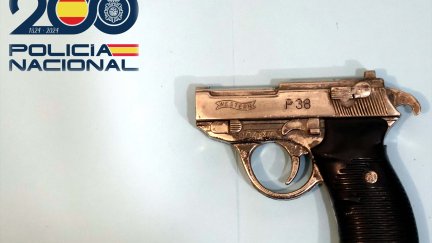 Réplica de arma de fuego utilizada por un atracador en una sala de juegos en Huesca. / Policía Nacional