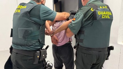 Dos agentes de la Guardia Civil custodian al detenido. / Guardia Civil
