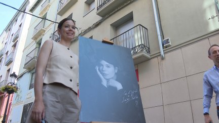 Costa ha llegado a Huesca para firmar su fotografía y posar junto al busto de Carlos Saura. / Aragón TV