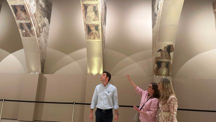 Mar Vaquero, en la puerta del MNAC, donde ha visitado las pinturas de Sijena en compañía de la coordinadora del equipo técnico aragonés para el cumplimiento de la sentencia, Natalia Martínez de Pisón./ Gobierno de Aragón