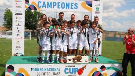 Los canteranos del Real Madrid celebran el trofeo. Foto: Jamón Cup