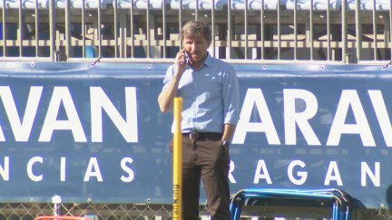 Lalo Arantegui habla por teléfono durante un entrenamiento.