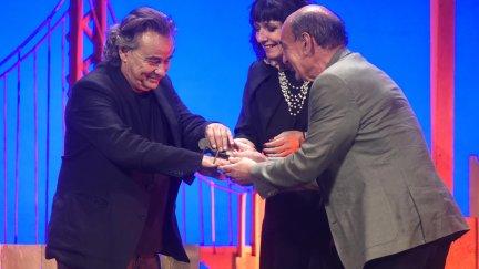 El actor Eduard Fernández (i) recibe el premio Luis Buñuel en la gala del Festival Internacional de Cine de Huesca, en el teatro Olimpia. / EFE. Javier Blasco