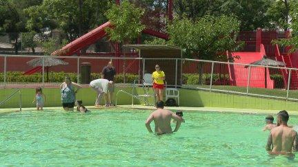 Las piscinas públicas de Zaragoza han abierto este fin de semana. / Aragón TV