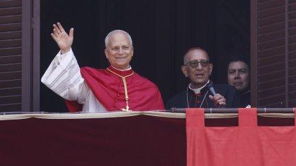 El papa León XIV saluda desde el balcón del Palacio Episcopal junto al arzobispo de Barcelona Juan José Omella en Barcelona este martes. / EFE