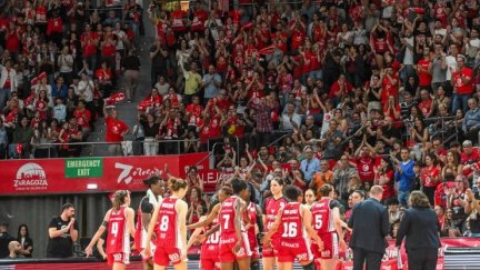 Las jugadoras del Casademont Zaragoza celebran con su afición.