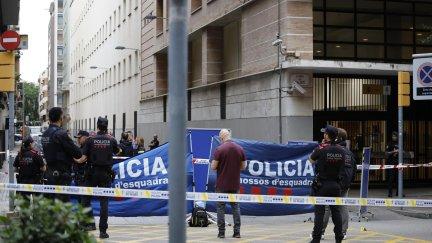 Agentes de los Mossos d'Esquadra junto en la calle Balmes, en el distrito de Sarrià-Sant Gervasi de Barcelona. / EFE. Alberto Estevez