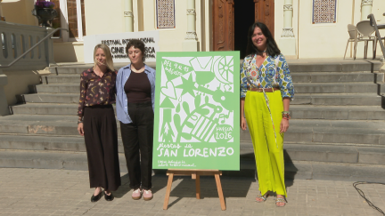 La alcadesa, Lorena Orduna, y la artista, Marta Alonso, posan junto al cartel de San Lorenzo 2026. / Aragón TV