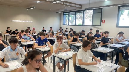 Estudiantes minutos antes de la PAU 2026 en la Facultad de Educación de la Universidad de Zaragoza./ Europa Press