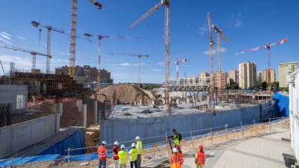 La alcaldesa de Zaragoza, Natalia Chueca, visita las obras del Ibercaja Romareda. / Ayuntamiento de Zaragoza. Daniel Marcos