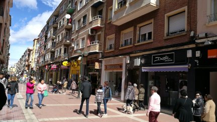 Comercios en la calle Delicias de Zaragoza./ Europa Press